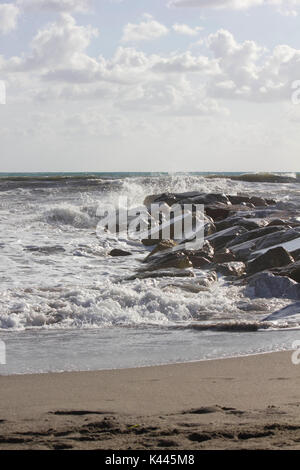 MARINA DI MASSA, ITALIE - 17 août 2015 : Les vagues s'écraser dans les rochers à Marina di Massa, Italie Banque D'Images