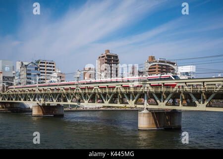 Un train sur un pont au-dessus de la rivière Sumida dans parc Sumida, Asakusa, Tokyo, Japon, Asie. Banque D'Images