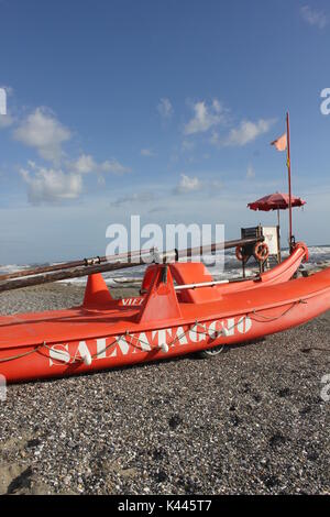 MARINA DI MASSA, ITALIE - 17 août 2015 : Lifeguard bateau sur le rivage de la plage de Marina di Massa en Italie Banque D'Images