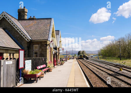 Passenger train s'est arrêté à la station de Ribblehead sur Régler pour Carlise ligne de chemin de fer. Yorkshire Dales National Park West Riding North Yorkshire Angleterre UK Banque D'Images