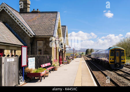 La station de train de voyageurs laissant Ribblehead sur Régler pour Carlise ligne de chemin de fer. Yorkshire Dales National Park West Riding North Yorkshire Angleterre UK Banque D'Images