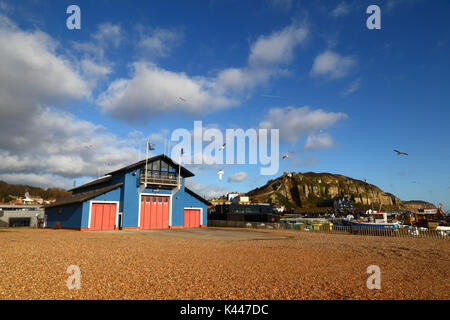 La station de sauvetage à Hastings, le Stade et à l'Est de Falaise colline en arrière-plan, East Sussex, Angleterre Banque D'Images