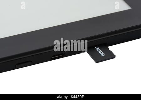 Close-up de carte micro SD dans un emplacement dans un dispositif d'E-livre, isolated on white Banque D'Images