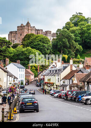 Vue vers le bas de la rue principale vers le château de Dunster près de Minehead, Somerset. Banque D'Images