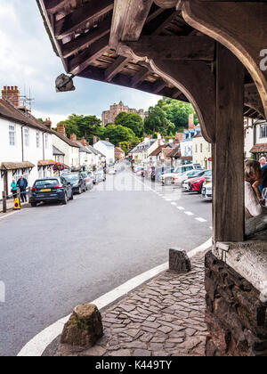 Vue à travers le marché du fil vers le bas de la rue principale vers le château de Dunster près de Minehead, Somerset. Banque D'Images