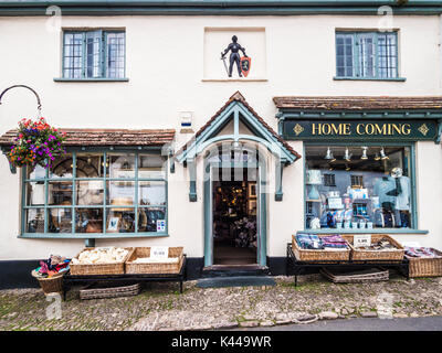 Vente boutique touristique homewares inhabituelle et accessoires de voyage à Dunster près de Minehead, Somerset. Banque D'Images