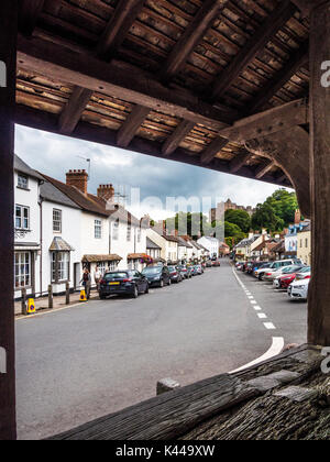 Vue à travers le marché du fil vers le bas de la rue principale vers le château de Dunster près de Minehead, Somerset. Banque D'Images