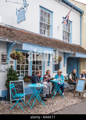 Les gens à un magasin de thé à Dunster près de Minehead, Somerset. Banque D'Images