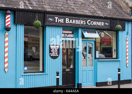 Salon de Coiffure/avec pôle rouge et blanc en fr Clare Irlande Banque D'Images