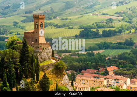 Château, Brisighella, Province de Ravenne, Émilie-Romagne, Italie. Tour de l'horloge médiévale dans le village. Banque D'Images