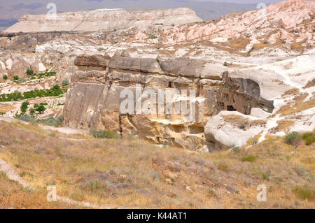 Les cheminées de fée dans la vallée d'Lizilcukur dans la région Kappadokia, Turquie. Dans ce pisctures il y a les maisons anciennes à l'intérieur des cheminées. Banque D'Images