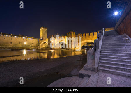 Vérone, Italie, Europe. Ponte di Castelvecchio par nuit Banque D'Images