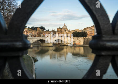 Rome, Latium, Italie. La basilique Saint Pierre vu de Ponte Sant'Angelo Banque D'Images