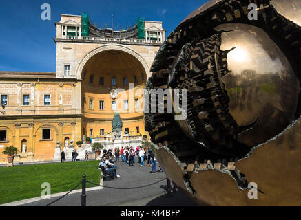 La cité du Vatican. La sphère par Arnaldo Pomodoro au Musée du Vatican Banque D'Images