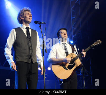 Londres, Royaume-Uni. 08Th Sep 2017. Sam O'Hanlon (Paul Simon), Charles Blyth (Art Garfunkel), l'histoire de Simon & Garfunkel - Production photo, Lyric Theatre, Londres UK, 04 septembre 2017, photo de Richard Goldschmidt, Simon & Garfunkel l histoire se public à travers leur ascension fulgurante des hauts et des bas. De leurs humbles débuts, jusqu'à leur succès dans le monde entier et amère rupture, culminant avec une étonnante reconstitution de leur réforme Central Park 1981 concert. À l'aide d'actualités contemporain, annonces et extraits de films des années 1960 et au-delà. Credit : Riche Gold/Alamy Live News Banque D'Images