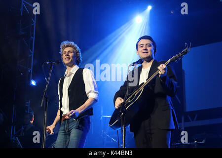 Londres, Royaume-Uni. 08Th Sep 2017. Sam O'Hanlon (Paul Simon), Charles Blyth (Art Garfunkel), l'histoire de Simon & Garfunkel - Production photo, Lyric Theatre, Londres UK, 04 septembre 2017, photo de Richard Goldschmidt, Simon & Garfunkel l histoire se public à travers leur ascension fulgurante des hauts et des bas. De leurs humbles débuts, jusqu'à leur succès dans le monde entier et amère rupture, culminant avec une étonnante reconstitution de leur réforme Central Park 1981 concert. À l'aide d'actualités contemporain, annonces et extraits de films des années 1960 et au-delà. Credit : Riche Gold/Alamy Live News Banque D'Images