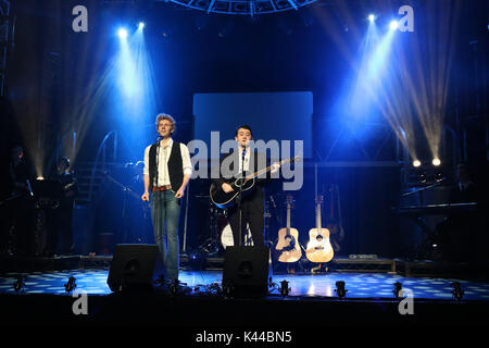 Londres, Royaume-Uni. 08Th Sep 2017. Sam O'Hanlon (Paul Simon), Charles Blyth (Art Garfunkel), l'histoire de Simon & Garfunkel - Production photo, Lyric Theatre, Londres UK, 04 septembre 2017, photo de Richard Goldschmidt, Simon & Garfunkel l histoire se public à travers leur ascension fulgurante des hauts et des bas. De leurs humbles débuts, jusqu'à leur succès dans le monde entier et amère rupture, culminant avec une étonnante reconstitution de leur réforme Central Park 1981 concert. À l'aide d'actualités contemporain, annonces et extraits de films des années 1960 et au-delà. Credit : Riche Gold/Alamy Live News Banque D'Images