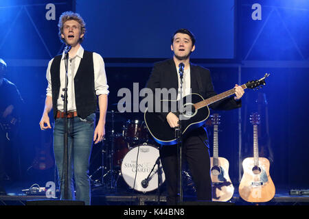 Londres, Royaume-Uni. 08Th Sep 2017. Sam O'Hanlon (Paul Simon), Charles Blyth (Art Garfunkel), l'histoire de Simon & Garfunkel - Production photo, Lyric Theatre, Londres UK, 04 septembre 2017, photo de Richard Goldschmidt, Simon & Garfunkel l histoire se public à travers leur ascension fulgurante des hauts et des bas. De leurs humbles débuts, jusqu'à leur succès dans le monde entier et amère rupture, culminant avec une étonnante reconstitution de leur réforme Central Park 1981 concert. À l'aide d'actualités contemporain, annonces et extraits de films des années 1960 et au-delà. Credit : Riche Gold/Alamy Live News Banque D'Images