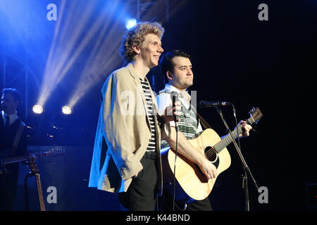 Londres, Royaume-Uni. 08Th Sep 2017. Sam O'Hanlon (Paul Simon), Charles Blyth (Art Garfunkel), l'histoire de Simon & Garfunkel - Production photo, Lyric Theatre, Londres UK, 04 septembre 2017, photo de Richard Goldschmidt, Simon & Garfunkel l histoire se public à travers leur ascension fulgurante des hauts et des bas. De leurs humbles débuts, jusqu'à leur succès dans le monde entier et amère rupture, culminant avec une étonnante reconstitution de leur réforme Central Park 1981 concert. À l'aide d'actualités contemporain, annonces et extraits de films des années 1960 et au-delà. Credit : Riche Gold/Alamy Live News Banque D'Images
