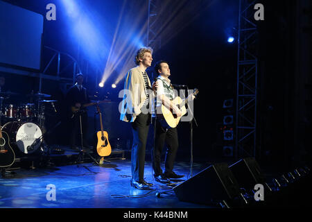 Londres, Royaume-Uni. 08Th Sep 2017. Sam O'Hanlon (Paul Simon), Charles Blyth (Art Garfunkel), l'histoire de Simon & Garfunkel - Production photo, Lyric Theatre, Londres UK, 04 septembre 2017, photo de Richard Goldschmidt, Simon & Garfunkel l histoire se public à travers leur ascension fulgurante des hauts et des bas. De leurs humbles débuts, jusqu'à leur succès dans le monde entier et amère rupture, culminant avec une étonnante reconstitution de leur réforme Central Park 1981 concert. À l'aide d'actualités contemporain, annonces et extraits de films des années 1960 et au-delà. Credit : Riche Gold/Alamy Live News Banque D'Images