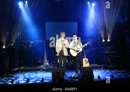 Londres, Royaume-Uni. 08Th Sep 2017. Sam O'Hanlon (Paul Simon), Charles Blyth (Art Garfunkel), l'histoire de Simon & Garfunkel - Production photo, Lyric Theatre, Londres UK, 04 septembre 2017, photo de Richard Goldschmidt, Simon & Garfunkel l histoire se public à travers leur ascension fulgurante des hauts et des bas. De leurs humbles débuts, jusqu'à leur succès dans le monde entier et amère rupture, culminant avec une étonnante reconstitution de leur réforme Central Park 1981 concert. À l'aide d'actualités contemporain, annonces et extraits de films des années 1960 et au-delà. Credit : Riche Gold/Alamy Live News Banque D'Images