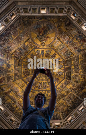 La toscane, italie. 16Th Jun 2017. Un homme prend une photo du plafond baptistère - Touristes profiter de la Cattedrale di Santa Maria del Fiore, l'église principale de Florence, également connu sous le nom de il Duomo di Firenze. Il a été conçu par Arnolfo di Cambio et terminé avec le Dôme conçu par Filippo Brunelleschi. La cathédrale complexe est situé dans la Piazza del Duomo, et comprend le baptistère et le campanile de Giotto. Crédit : Guy Bell/Alamy Live News Banque D'Images