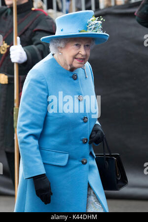 Londres, Royaume-Uni. 16Th Jun 2017. La Grande-Bretagne La reine Elizabeth II arrive à la cérémonie d'ouverture officielle de l'Queensferry Crossing, un nouveau pont routier enjambant le Firth of Forth de Queensferry à North Queensferry, en Queensferry, à l'ouest d'Édimbourg, Écosse, Angleterre, le 4 septembre 2017. Source : Xinhua/Alamy Live News Banque D'Images