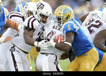 Pasadena, CA. Sep, 2017 3. Running back UCLA Bruins Bolu Olorunfunmi (4) à la recherche de l'espace comme il se bat son chemin à travers humains dans le jeu entre le Texas A&M Aggies et l'UCLA Bruins, le Rose Bowl de Pasadena, CA. Peter Renner and Co : csm Crédit/Alamy Live News Banque D'Images