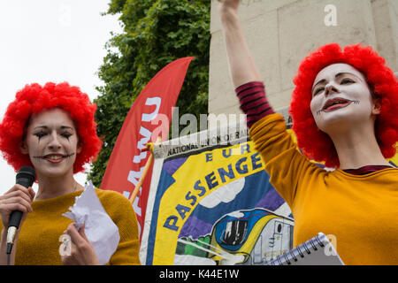 London, Westminster, Royaume-Uni, 4 septembre 2017. Un McDonald's grève rassemblement de solidarité a eu lieu à l'ancien palace Yard, Westminster. C'était la première journée de grève 1 appelé, et la première dans l'histoire de McDonald's. Parmi les partisans de l'ombre du travail étaient francophones chancelier John McDonnell, MP's, les syndicalistes, les grévistes et les autres. Jeremy Corbyn n'a pas pu assister au rassemblement, mais a envoyé un message de soutien. Crédit : Steve Bell/Alamy Live News. Banque D'Images