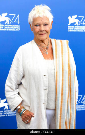 Venise, Italie. 06Th sep 2017. Judi Dench au cours de la 'Victoria & Abdul' photocall au 74e festival international du film de Venise au Palazzo del casino sur septembre 03, 2017 à Venise, Italie : crédit-geisler fotopress/Alamy live news Banque D'Images