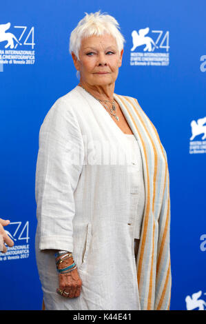 Venise, Italie. 06Th sep 2017. Judi Dench au cours de la 'Victoria & Abdul' photocall au 74e festival international du film de Venise au Palazzo del casino sur septembre 03, 2017 à Venise, Italie : crédit-geisler fotopress/Alamy live news Banque D'Images