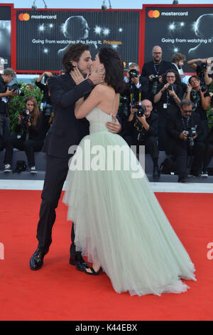 Venezia, Italie. 08Th Sep 2017. 74e Festival du Film de Venise 2017, le tapis rouge Film 'Una Famiglia'. Photo : Andrea Arcangeli, Matilda De Angelis indépendant Crédit : Photo Agency Srl/Alamy Live News Banque D'Images