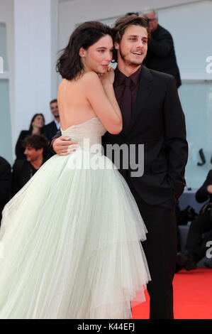 Venise, Italie. 08Th Sep 2017. 74e Festival du Film de Venise, tapis rouge film 'Una Famiglia' présenté : Matilda De Angelis, Andrea Arcangeli : Crédit Photo indépendant Srl/Alamy Live News Banque D'Images