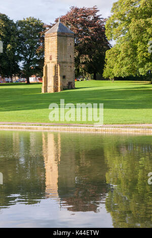 Météo Royaume-uni Northampton, Abington park, 4 septembre 2017, le Pigeonnier (construite pour William Thursby en 1678) près de la lac de plaisance dans le parc avec le début de soirée soleil qui brille sur elle, le temps est nuageux et humide aujourd'hui, les gens sont dehors le soleil brille. Credit : Keith J Smith./Alamy Live News Banque D'Images