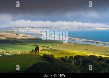 Abbotsbury, Dorset, UK. 4 septembre 2017. Météo britannique. Une scène moody au St Catherine's Chapel à Abbotsbury Dorset en comme le soleil du soir brille à travers les nuages bas avec les vues misty s'étendant le long de la flotte à l'Île de Portland. Crédit photo : Graham Hunt/Alamy Live News Banque D'Images