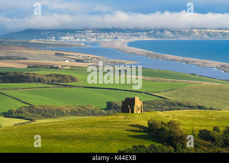 Abbotsbury, Dorset, UK. 4 septembre 2017. Météo britannique. Une scène moody au St Catherine's Chapel à Abbotsbury Dorset en comme le soleil du soir brille à travers les nuages bas avec les vues misty s'étendant le long de la flotte à l'Île de Portland. Crédit photo : Graham Hunt/Alamy Live News Banque D'Images