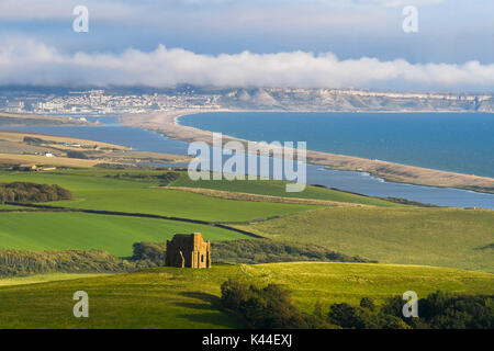 Abbotsbury, Dorset, UK. 4 septembre 2017. Météo britannique. Une scène moody au St Catherine's Chapel à Abbotsbury Dorset en comme le soleil du soir brille à travers les nuages bas avec les vues misty s'étendant le long de la flotte à l'Île de Portland. Crédit photo : Graham Hunt/Alamy Live News Banque D'Images