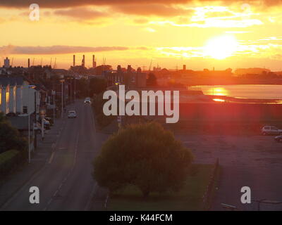 Sheerness, Kent. 16Th Jun 2017. Météo France : le soleil perce la couverture nuageuse juste à la fin de la journée pour livrer un coucher du soleil doré. Credit : James Bell/Alamy Live News Banque D'Images