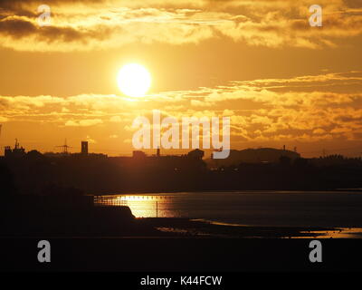 Sheerness, Kent. 16Th Jun 2017. Météo France : le soleil perce la couverture nuageuse juste à la fin de la journée pour livrer un coucher du soleil doré. Credit : James Bell/Alamy Live News Banque D'Images