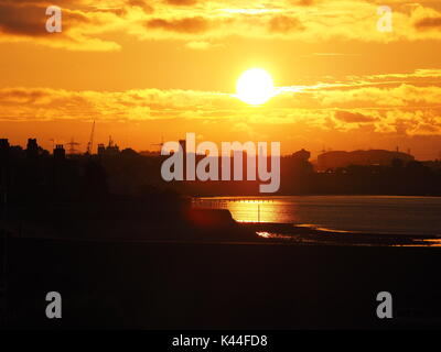 Sheerness, Kent. 16Th Jun 2017. Météo France : le soleil perce la couverture nuageuse juste à la fin de la journée pour livrer un coucher du soleil doré. Credit : James Bell/Alamy Live News Banque D'Images