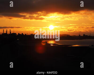 Sheerness, Kent. 16Th Jun 2017. Météo France : le soleil perce la couverture nuageuse juste à la fin de la journée pour livrer un coucher du soleil doré. Credit : James Bell/Alamy Live News Banque D'Images