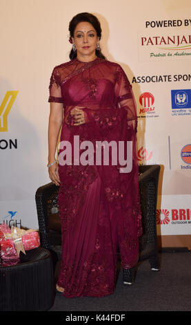Mumbai, Inde. 16Th Jun 2017. L'actrice de Bollywood Hema Malini et député poser au cours de l'annonce de la "synergie" - une danse géorgienne Indo fusion à l'hôtel JW Marriott, Juhu à Mumbai. Credit : Azhar Khan/Alamy Live News Banque D'Images