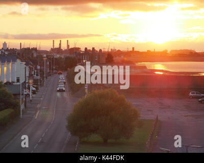 Sheerness, Kent. 16Th Jun 2017. Météo France : le soleil perce la couverture nuageuse juste à la fin de la journée pour livrer un coucher du soleil doré. Credit : James Bell/Alamy Live News Banque D'Images