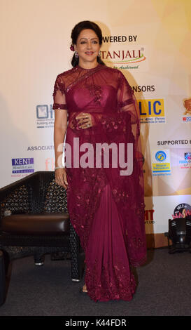 Mumbai, Inde. 16Th Jun 2017. L'actrice de Bollywood Hema Malini et député poser au cours de l'annonce de la "synergie" - une danse géorgienne Indo fusion à l'hôtel JW Marriott, Juhu à Mumbai. Credit : Azhar Khan/Alamy Live News Banque D'Images
