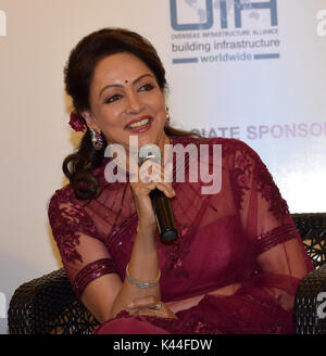 Mumbai, Inde. 16Th Jun 2017. L'actrice de Bollywood Hema Malini et député poser au cours de l'annonce de la "synergie" - une danse géorgienne Indo fusion à l'hôtel JW Marriott, Juhu à Mumbai. Credit : Azhar Khan/Alamy Live News Banque D'Images