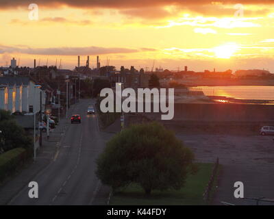 Sheerness, Kent. 16Th Jun 2017. Météo France : le soleil perce la couverture nuageuse juste à la fin de la journée pour livrer un coucher du soleil doré. Credit : James Bell/Alamy Live News Banque D'Images