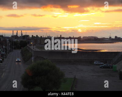 Sheerness, Kent. 16Th Jun 2017. Météo France : le soleil perce la couverture nuageuse juste à la fin de la journée pour livrer un coucher du soleil doré. Credit : James Bell/Alamy Live News Banque D'Images