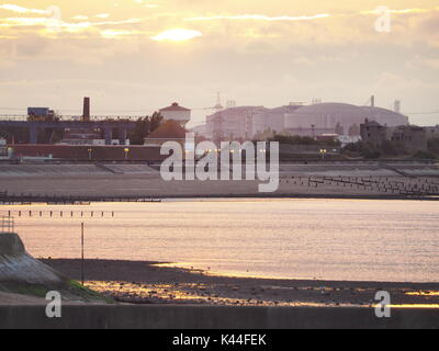 Sheerness, Kent. 16Th Jun 2017. Météo France : le soleil perce la couverture nuageuse juste à la fin de la journée pour livrer un coucher du soleil doré. Dans le lointain : LNG réservoirs à gaz sur l'île de Grain. Credit : James Bell/Alamy Live News Banque D'Images