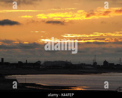 Sheerness, Kent. 16Th Jun 2017. Météo France : le soleil perce la couverture nuageuse juste à la fin de la journée pour livrer un coucher du soleil doré. Credit : James Bell/Alamy Live News Banque D'Images