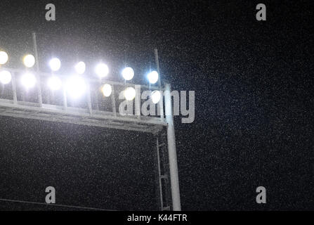 Stuttgart, Deutschland. 08Th Sep 2017. Regen/ Wetter, Flutlicht. GES// FUSSBALL WM Qualifikation : Deutschland - Norwegen, 04.09.2017 Football/soccer WC : qualification : l'Allemagne contre la Norvège, Stuttgart, le 4 septembre, 2017 | Verwendung weltweit Credit : dpa/Alamy Live News Banque D'Images